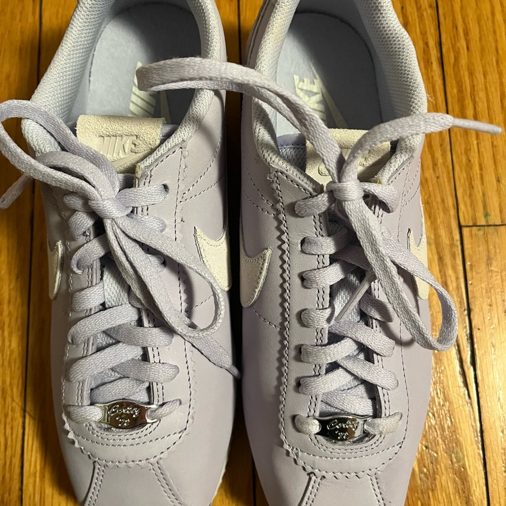 Nike Women's Sneakers in Light Gray and Cream